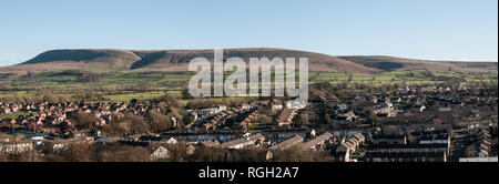 Autour de l'UK - Pendle Hill vu du château de Clitheroe - panorama Banque D'Images