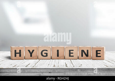 Signe de l'hygiène sur une table en bois dans une salle de bains lumineuse à la lumière du jour Banque D'Images