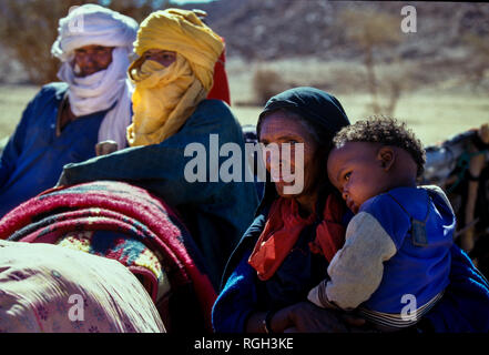 TIMIMOUN, ALGÉRIE - 18 janvier 2002 : des inconnus de la tribu Touareg dépeints dans leurs villages Banque D'Images