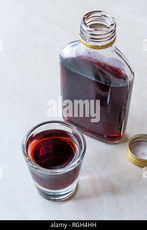 Cherry Brandy alcoolique des Balkans traditionnels Rakija / Rakia. Concept de boisson. Banque D'Images