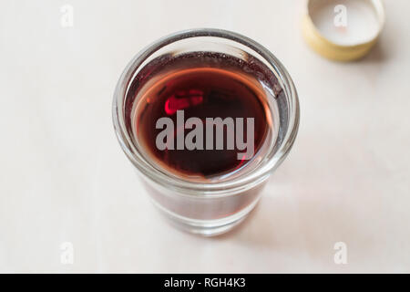 Cherry Brandy alcoolique des Balkans traditionnels Rakija / Rakia. Concept de boisson. Banque D'Images