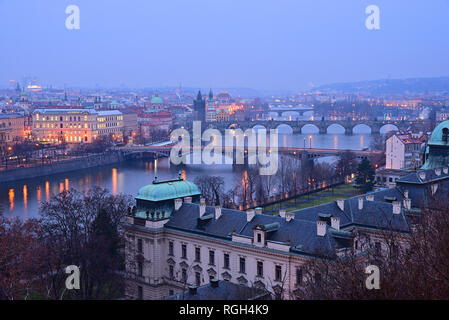 Les ponts sur la rivière Vltava en hiver. Le pont Charles et la tour du pont en plein milieu. En fin de soirée. Vue du parc de Letna. Banque D'Images