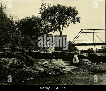 . Bulletin de la Société des Sciences Naturelles de Buffalo. Histoire naturelle ; la science. BUFFALO SOCIETY OF NATURAI, SCIENCES SOCIALES 53 de la ligne de contact du Hanovre avec le schiste argileux sus-Dunkerque est bien illustré à l'embouchure de Big Indian Creek qui s'associe à Cattaraugus creek dans Cattaraugus comté ci-dessous Iroquois. Aucune ligne ne peut être établi entre l'Hanovre et l'Angola sous-jacent. Retrouvez les formes de schiste de falaises abruptes le long de l,ake Erie de Silver Creek près de Dunkerque. Amende les expositions sont à voir dans la vallée de Walnut Creek de Silver Creek au pont. F. Houghton, Photo. Fig. 27. Le grès Banque D'Images