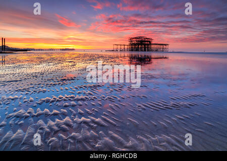 La demeure de Brighton West Pier capturé au lever du soleil. Banque D'Images