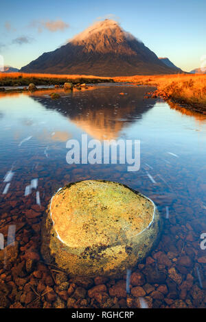 Un rocher dans la rivière Etive capturé peu après le lever du soleil Banque D'Images