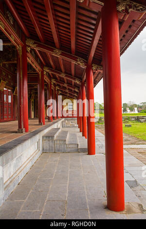 Le long corridor, près de la Thanh Palace Site dans la ville impériale, Hue, Vietnam Banque D'Images