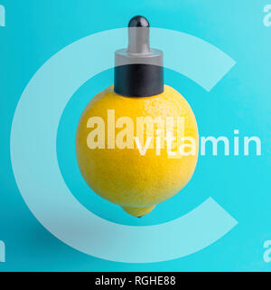 La vitamine C. citron avec capuchon et pipette. Huile essentielle, le sérum ou l'huile essentielle Banque D'Images