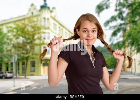 Portrait de embarrassé Girl standing on a street Banque D'Images