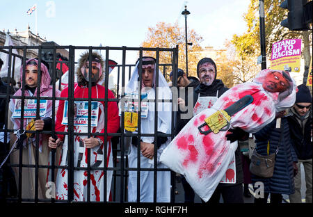 Après nous tue journaliste saoudien Jamal Khashoggi en Turquie, des manifestants sont venus habillés comme des responsables saoudiens, y compris l'Arabie Prince Mohammad bin Salman, à l'intérieur d'une cellule de prison faux . Banque D'Images