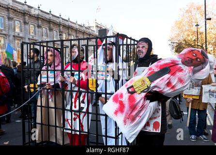 Après nous tue journaliste saoudien Jamal Khashoggi en Turquie, des manifestants sont venus habillés comme des responsables saoudiens, y compris l'Arabie Prince Mohammad bin Salman, à l'intérieur d'une cellule de prison faux . Banque D'Images