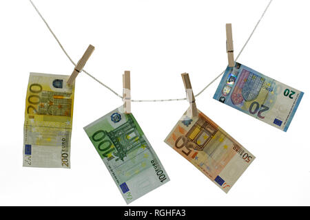 L'argent, d'euros on clothes line avec clip isolated on white Banque D'Images