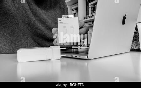 PARIS, FRANCE - DEC 23, 2018 : Man unboxing ordinateurs Apple Câble de charge USB-C ont acheté pour alimenter l'ordinateur portable MacBook Pro plus Banque D'Images