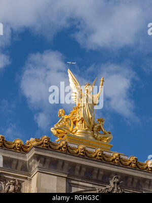 Avion et statue de l'Opéra Garnier à Paris Banque D'Images