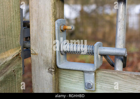 Boulon en acier serrure sur une porte en bois, closeup détail Banque D'Images
