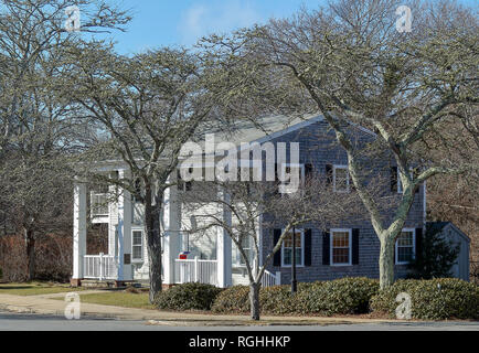 Belle maison de style Cape Cod près de la place de l'Hôtel de Ville à Falmouth, Massachusetts, en journée d'hiver ensoleillée Banque D'Images