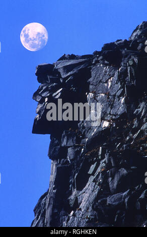 Le vieil homme dans la montagne et une pleine lune (ajouté). Franconia Notch, NH, USA. La formation rocheuse s'est effondré le 3 mai 2003 Banque D'Images