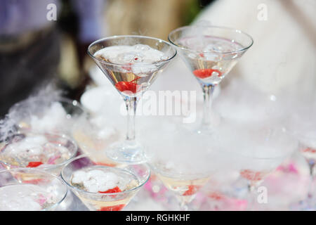 Faites glisser à partir de verres à champagne Banque D'Images