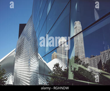 Vieille ville de New York et de l'architecture moderne compte dans le verre, harmonisation des couleurs appliquées, USA. Banque D'Images