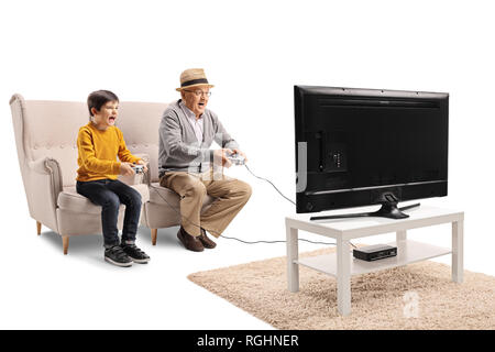 Grand-père et petit-fils de jouer jeu vidéo devant un plat isolé sur fond blanc Banque D'Images
