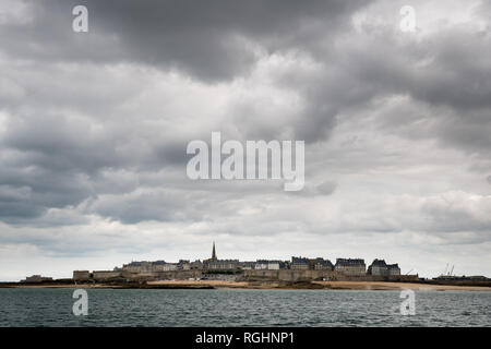 La vieille ville de Saint-Malo (Bretagne, France) vu de Dinard sur un jour nuageux en été Banque D'Images