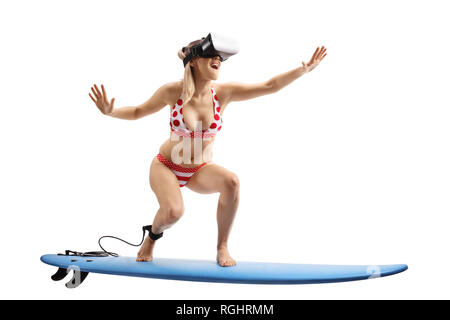 Longueur totale d'un young woman in bikini surf avec un jeu de VR isolé sur fond blanc Banque D'Images