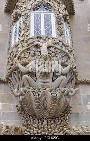 La représentation d'une sculpture ornementale, triton mythologique au Palais National de Pena à Sintra, Portugal Banque D'Images
