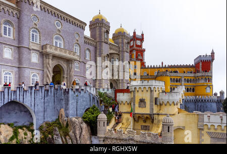 Les touristes au Palais National de Pena à Sintra, Portugal Banque D'Images