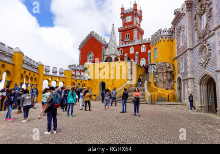 Les touristes à l'Arches Cour au Palais National de Pena à Sintra, Portugal Banque D'Images