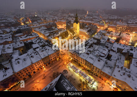 Lviv en hiver. Soirée pittoresque vue sur centre-ville depuis le haut de l'hôtel de ville. L'Europe de l'Est, Ukraine Banque D'Images