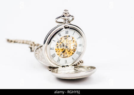 Une ancienne rétro montre de poche antique ou fob watch, argent métallique, ouvert, montrant l'heure. Isolated on white Banque D'Images