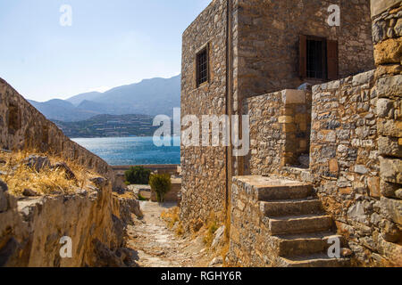 Ruines d'appartements sur l'île de Spinalonga. La forteresse de Spinalonga sur l'île de Crète, Grèce. Banque D'Images