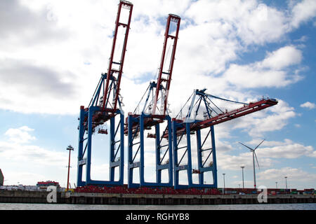 Hambourg, Allemagne - 03 septembre 2014 : trois grues à conteneurs dans un terminal à conteneurs en attente de fret nouvelle Banque D'Images