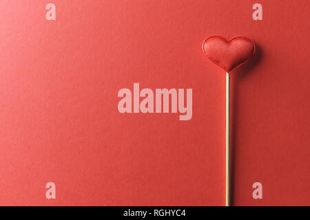 Textile rouge coeur sur bâton en bois libre. Valentines Day background texture et de l'amour créatif, concept Banque D'Images