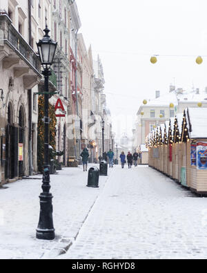Lviv en hiver. Soirée pittoresque sur la foire de Noël sur le centre ville. L'Europe de l'Est, Ukraine Banque D'Images
