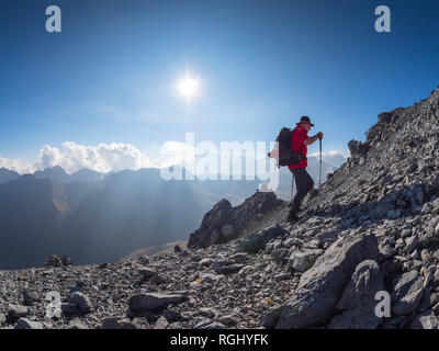 Région frontière Italie Suisse, senior man randonnées en montagne paysage à Piz Umbrail Banque D'Images