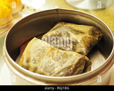 Manger des dim sum avec des amis sur une Sat Banque D'Images