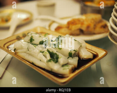 Manger des dim sum avec des amis sur une Sat Banque D'Images