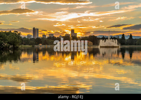 Coucher du soleil à Golden City Park - une vue sur le coucher de soleil d'été du lac Ferril, avec ville et front range montagnes en arrière-plan, à l'est de Denver, CO, US. Banque D'Images