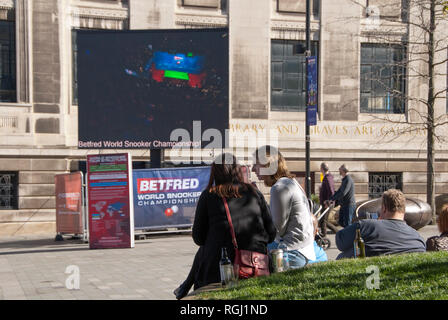 Sheffield, Royaume-Uni - 26 Avril 2015 : les gens se rassemblent pour regarder le snooker au théâtre Crucible dans le soleil du printemps le 26 avril à T Banque D'Images