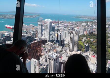 Les visiteurs courageux profitez d'un saut de l'Auckland Sky Sky Tower, Nouvelle-Zélande Banque D'Images