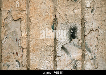 Comme la texture du mur fissuré, fond grungy la surface est usée, surmonté d'un vieux bâtiment façade extérieure Banque D'Images