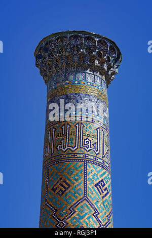 Minaret place Reguistan à Samarkand, Ouzbékistan Banque D'Images