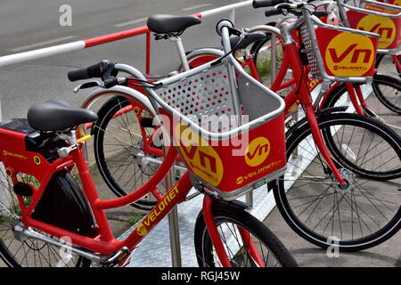 Rangée de bicyclettes avec des paniers à l'avant pour les voitures à l'aide d'enregistrement automatisé du smartphone Banque D'Images