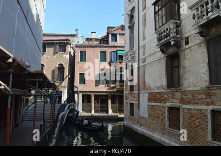 Fondamenta Folzi avec les étroits canaux de Venise. Voyages, vacances, de l'architecture. Le 29 mars 2015. Venise, Vénétie, Italie. Banque D'Images