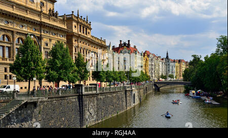 Vue de Prague sur la rivière Vltava (le long de la rivière, dans la vieille ville avec des bâtiments résidentiels Banque D'Images