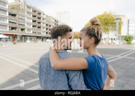 Pays-bas, Maastricht, vue arrière du couple dans la ville Banque D'Images