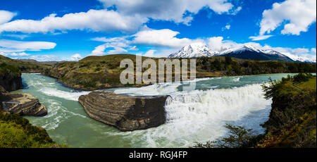 Le Chili, la Patagonie, Magallanes y Antartica Chilena de la région, le Parc National Torres del Paine, le Cerro Paine Grande et Torres del Paine, Rio Paine, catara Banque D'Images