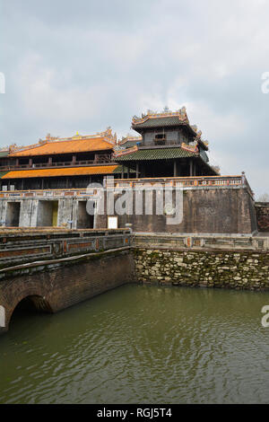 Midi Gate, une des entrées de la ville impériale de Hue, Vietnam Banque D'Images