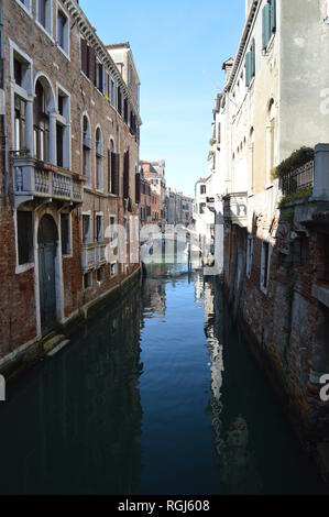 Fondamenta Folzi avec les étroits canaux de Venise. Voyages, vacances, de l'architecture. Le 29 mars 2015. Venise, Vénétie, Italie. Banque D'Images