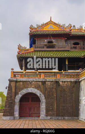 Midi Gate, une des entrées de la ville impériale de Hue, Vietnam Banque D'Images